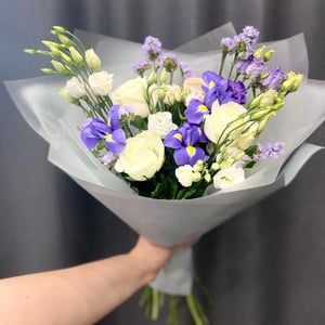 Ramo 'Rosas blancas e iris en un empaque elegante'