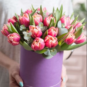 Hat box with flowers 'Breath of spring'