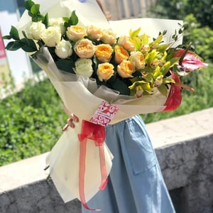Ramo 'Bouquet of anthurium, roses and orchids'
