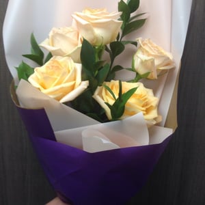 Bouquet of 5 light roses