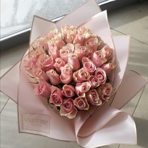 Bouquet de 50 roses roses douces