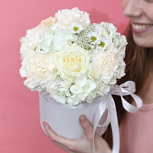 Hat box with flowers 'Veil'