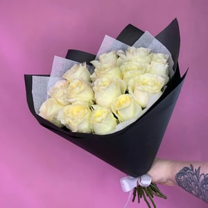 Blumenstrauß '15 hellrosa Rosen in schwarzem Kraftpapier'