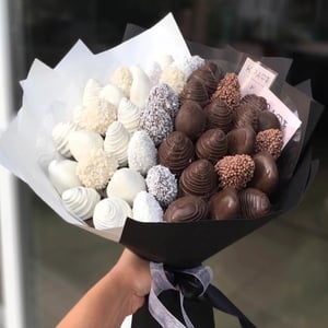 Bouquet of strawberries in chocolate "Cruella"