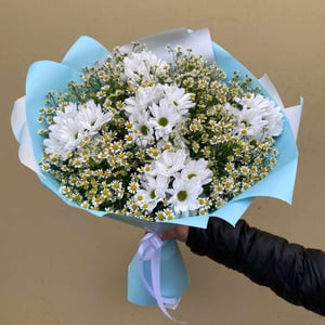 Ramo 'Manzanilla arbustiva con crisantemos'