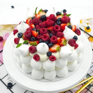 Tarta «Anna Pavlova» con frutos rojos, 1,5 kg