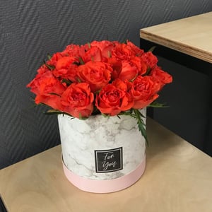 Hat box with flowers 'Gorgeous'