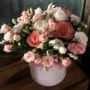 Hat box with flowers 'Ray of Love'