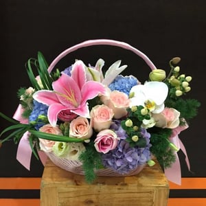 Panier de fleurs 'Lys rose et harmonie pastel'