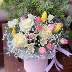 Hat box with flowers 'Author's box with gypsophila and tulips'