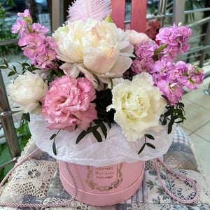 Hat box with flowers 'Tenderness'