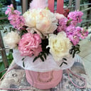 Hat box with flowers 'Tenderness'