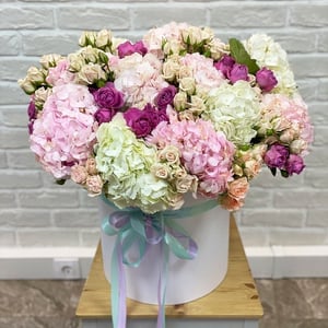 Hat box with flowers 'Marshmallow'