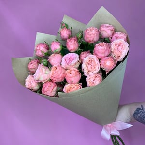 Bouquet '5 stems of shrub roses with peony-shaped blooms, kraft-wrapped'