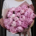 Gran ramo de peonías aireadas Rood