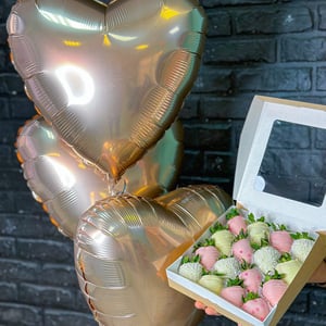 16 strawberries in chocolate and 3 balloons