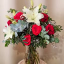 Bouquet of red roses and lilies — Triunfo