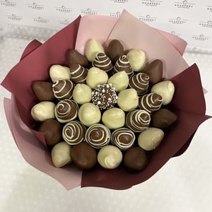 Bouquet of strawberries "Day and night"