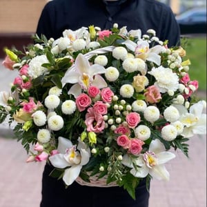 Flower basket 'Spring tenderness'