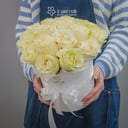 15 white roses in a hat box