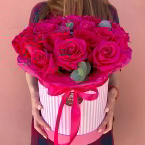 Hat box with flowers 'Fragrant roses'