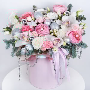 Hat box with flowers 'Pearl Of Celebration'