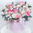 Hat box with flowers 'Pearl Of Celebration'