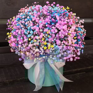 Hat box with flowers 'Boxing with gypsophila'