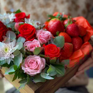 Herz mit Erdbeeren und Blumen