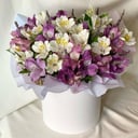 Hat box with flowers 'Stylish Alstroemeria'