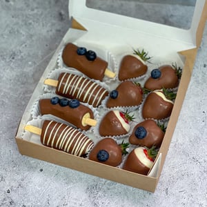 4 plátanos y 8 fresas en chocolate