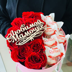 Caja de rosas y dulces