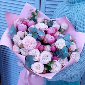 Bouquet of peony roses "Morning in the garden"