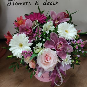 Hat box with flowers 'Flower arrangement with gerbera'