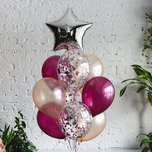 Ein Haufen Luftballons mit einem Stern