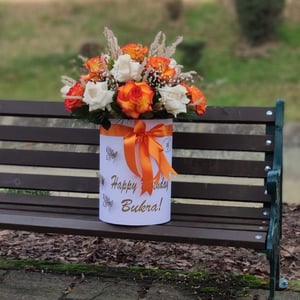 Hat box with flowers 'Adriel'