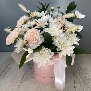 Hat box with flowers 'Floral arrangement "Light Tenderness"'