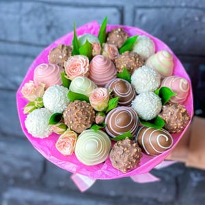 Strawberry bouquet "Tenderness"