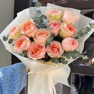 Bouquet 'Roses with eucalyptus'