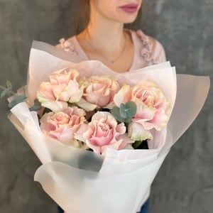 Bouquet 'French powder roses with eucalyptus'