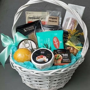 Корзина с мясными и сырными деликатесами