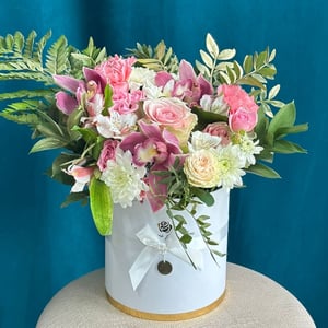 Blumenbox 'Komposition in einer Schachtel mit Orchideen'