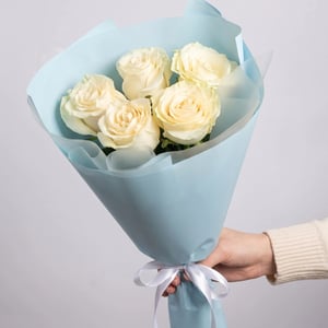 Bouquet of 5 white roses, 50 cm long.