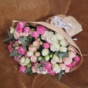 Blumenstrauß 'Bouquet aus Pfingstrosen, Strauchrosen und Eukalyptus'