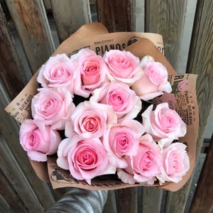 Ramo 'Bouquet of 13 pink roses in craft paper'