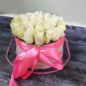 Hat box with flowers 'White in pink'