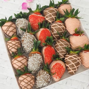 Strawberry set in Belgian chocolate 20