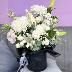 Hat box with flowers 'White melody'
