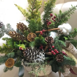 Flower basket 'Christmas Arrangement with Fir and Hiba'