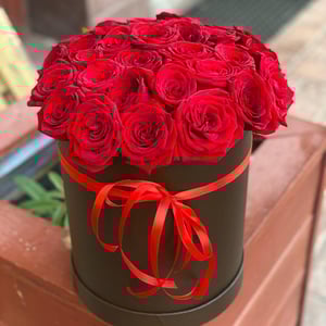 Hat box with flowers 'Mariandeli'